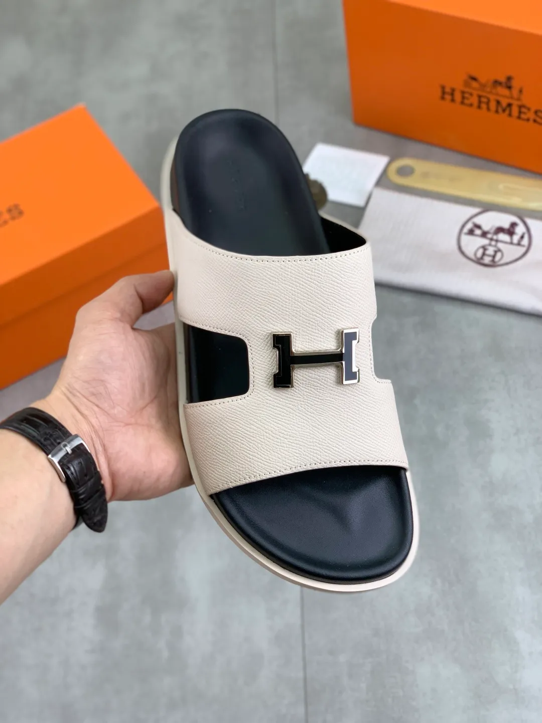 Men's shoes 💰P440 New [HERMES] high-end quality new Hermès slippers, made of imported calfskin, wear-resistant and non-slip rubber outsole. Fashionable and elegant code number: 39-44 (38 45 46 customized)